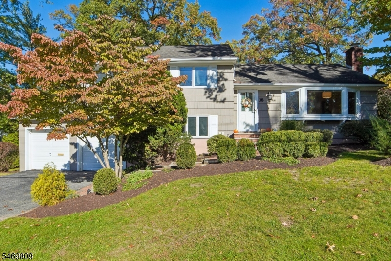 38 W Lawn Rd, Livingston Twp.