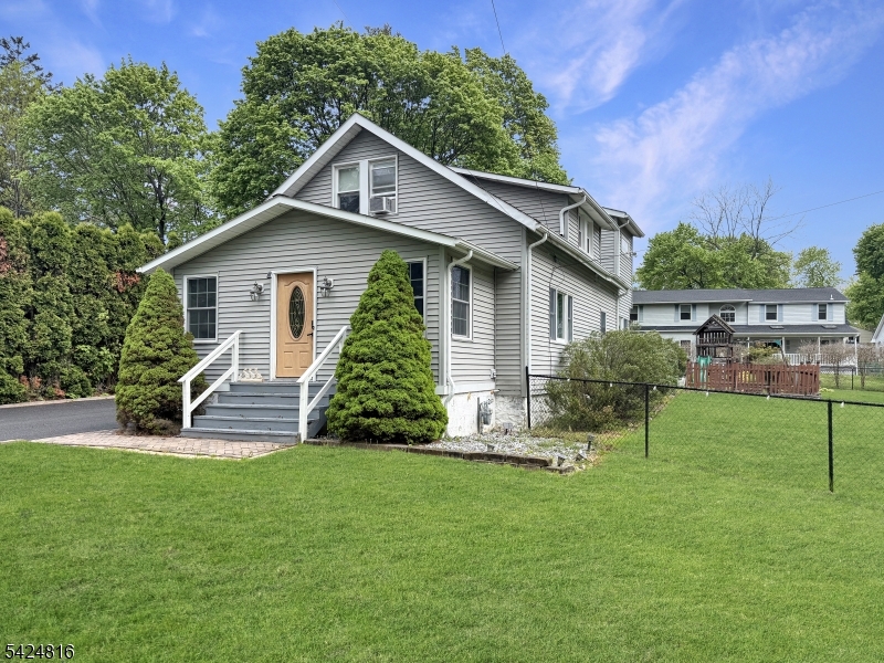 2 Pine St, Mount Olive Twp.