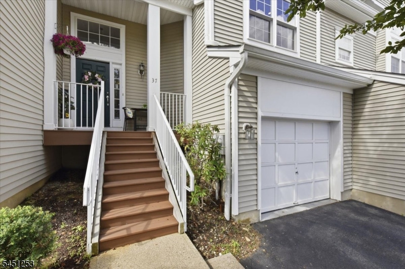 37 Woodmont Dr, Randolph Twp.