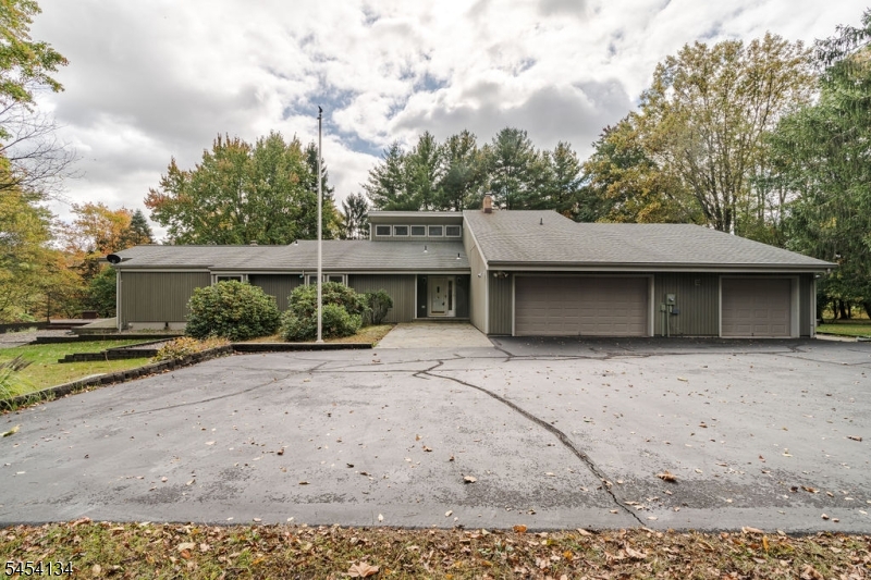 3 Alexandria Dr, Alexandria Twp.