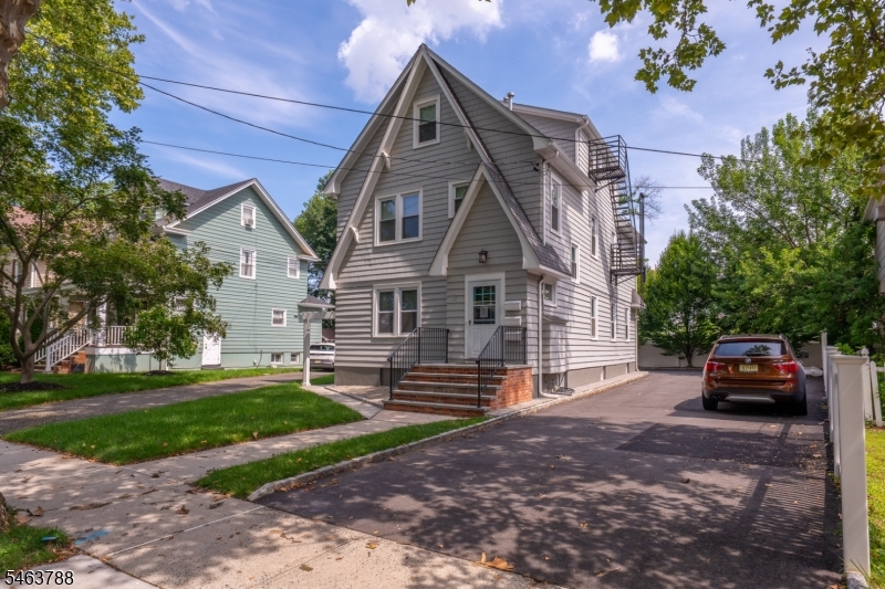 11 Evergreen Ave Unit 2, Bloomfield Twp.