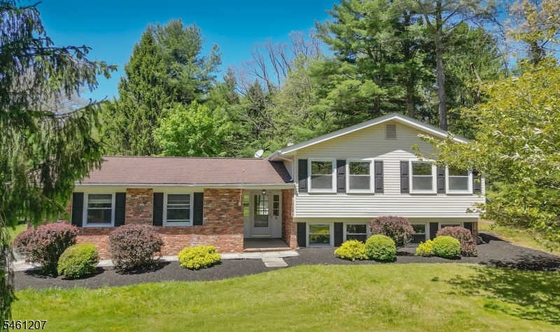8 Woodland Dr, Washington Twp.