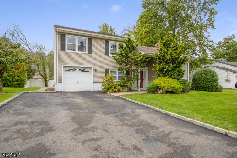 23 Briar Hills Cir, Springfield Twp.