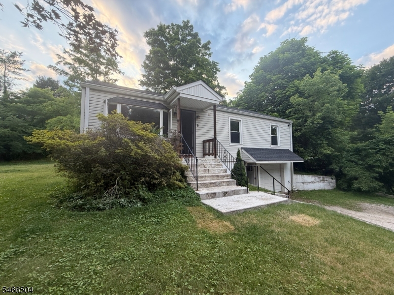 6 Stickles Pond Rd, Andover Twp.