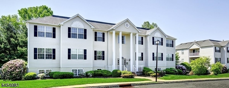 100 Liberty Village Drive Unit 206, Warren Twp.