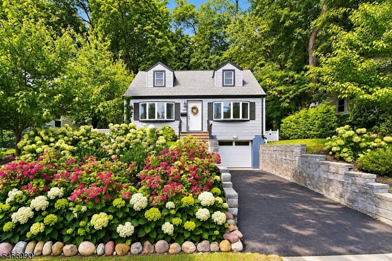686 Broad Street, Bloomfield Twp.