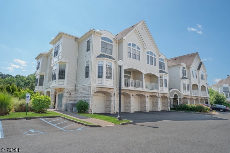 202 Edmonton Ct, Livingston Twp.