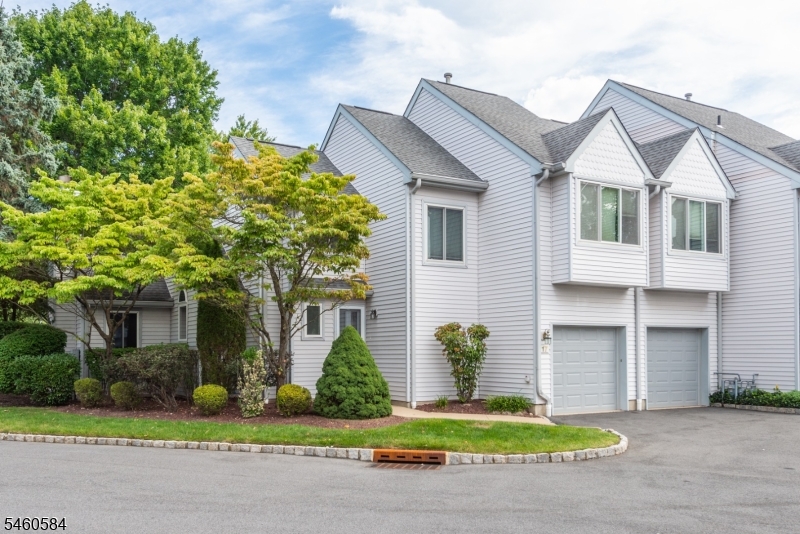 17 Constitution Ct, Montville Twp.
