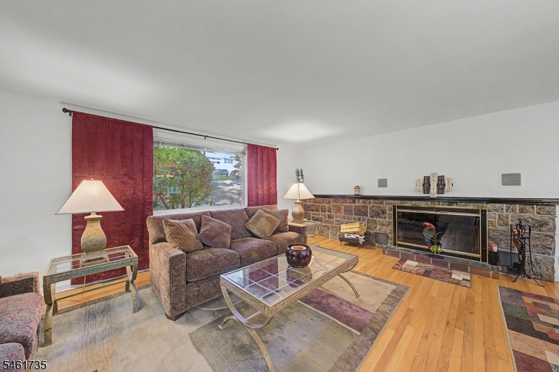 41 Charwalt Dr, Hawthorne Boro