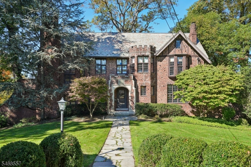 54 Rensselaer Rd, Essex Fells Twp.