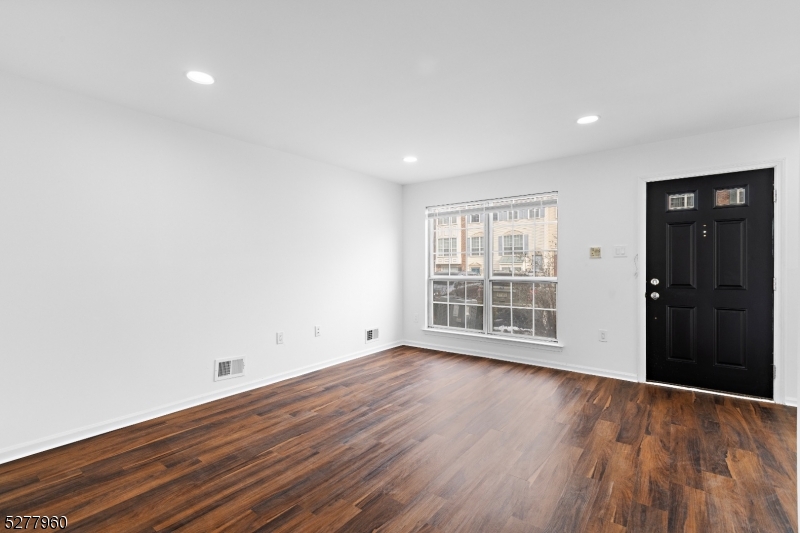 4 Boston Ct, Newark City