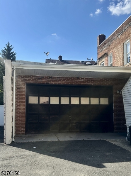 305 Green Ave Garage, Lyndhurst Twp.