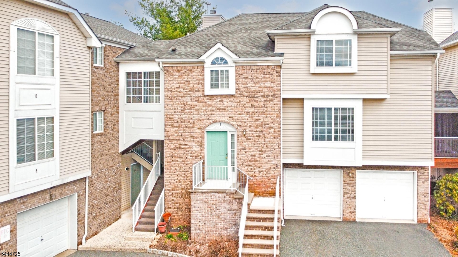 6 Whispering Way W, Berkeley Heights Twp.