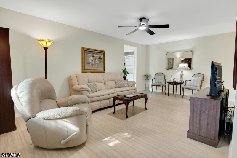 15 Kensington Rd Unit F, Chatham Twp.