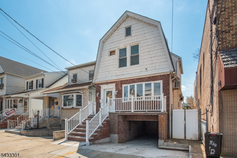 136 W 56th St, Bayonne City