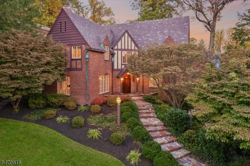 94 Collinwood Rd S, Maplewood Twp.
