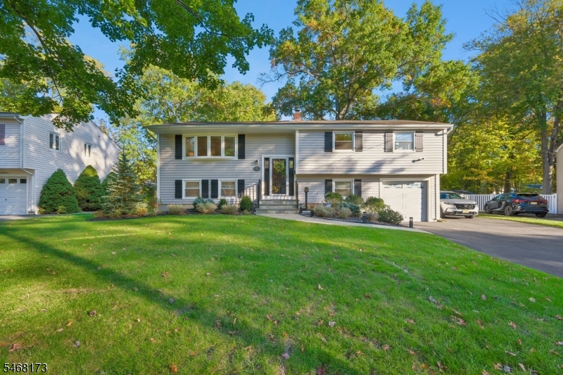 12 Knollwood Dr, Livingston Twp.