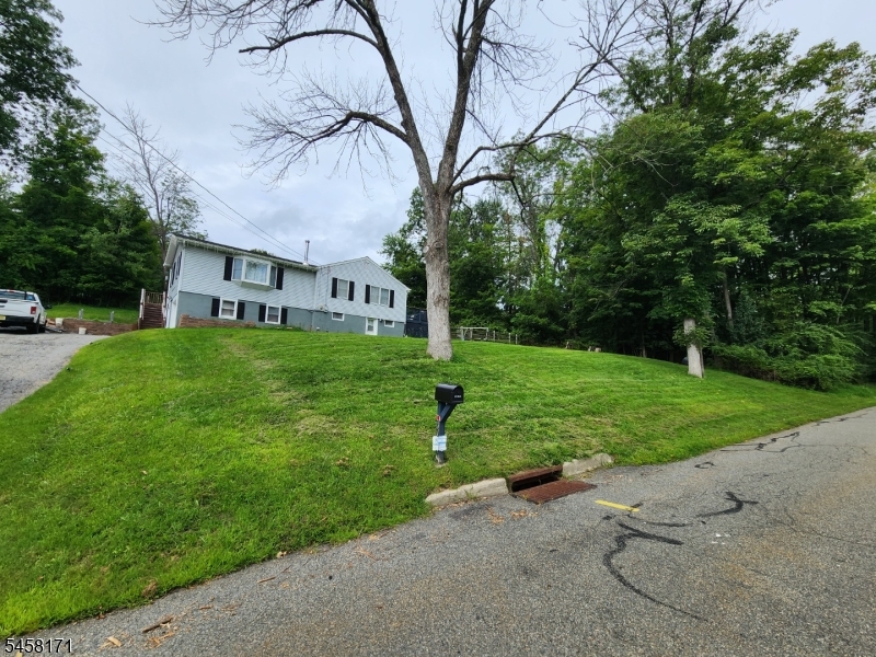 30 Locust Rd, Wantage Twp.