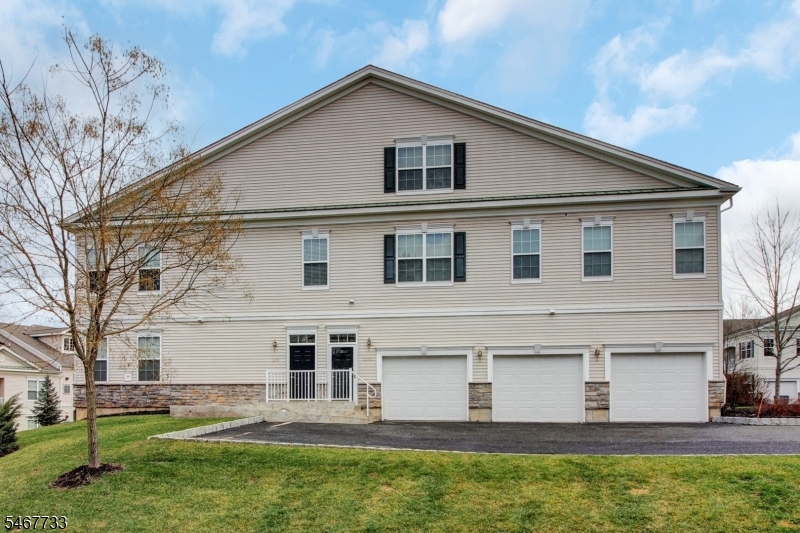 1302 Meadow Brook Ct, Hanover Twp.
