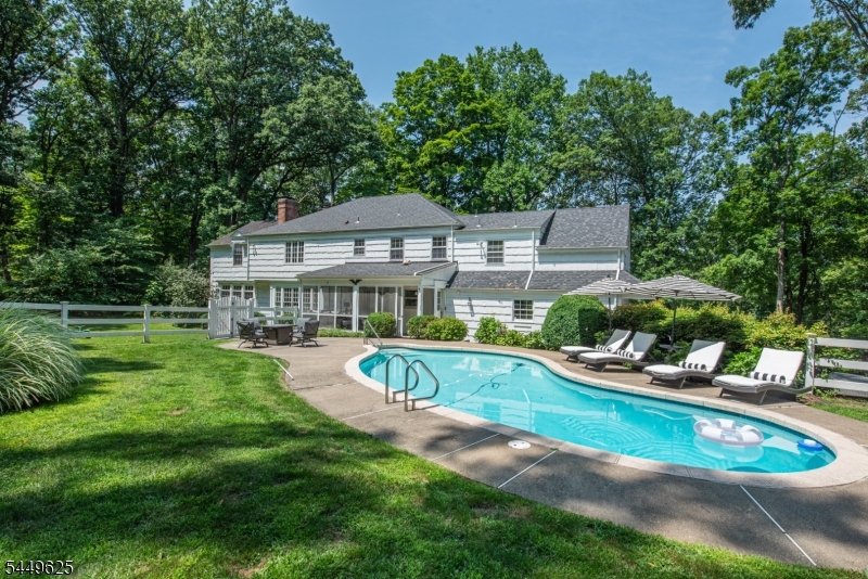 33 Hunter Dr, Harding Twp.