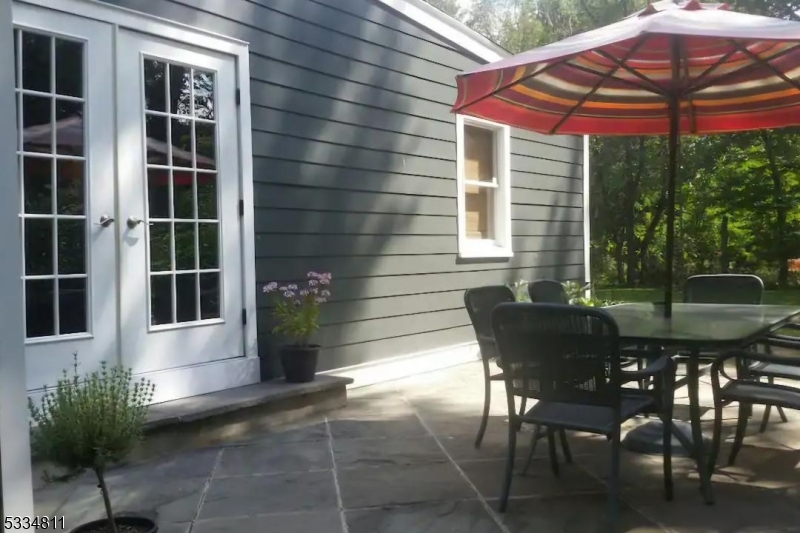 33 Meadowview Rd — photo 1 of 1