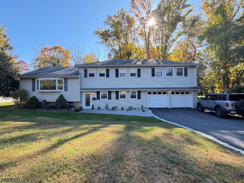 8 Hillside Ct East, Morris Plains Boro