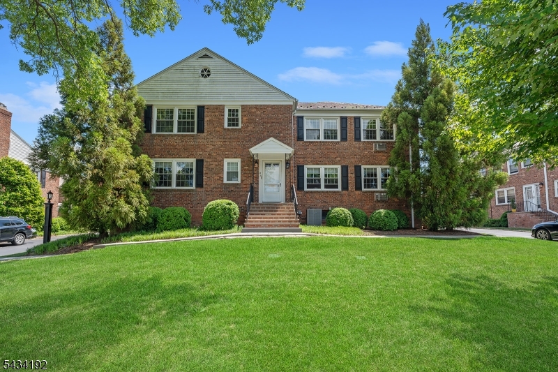 68 New England Unit 32, Summit City
