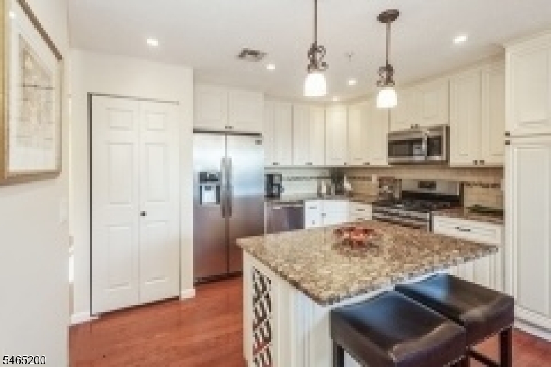 16 Mcchesney Ct, West Orange Twp.