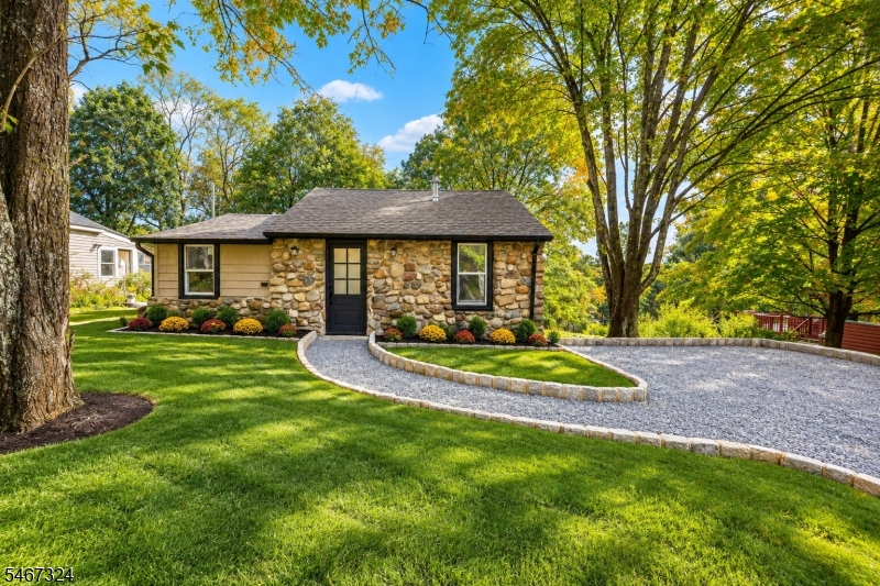 11 Laketop Dr, Hampton Twp.