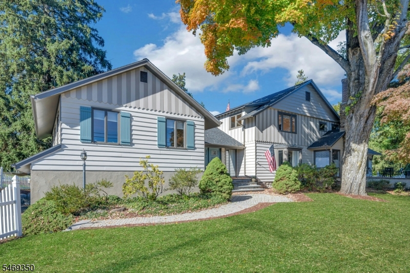 475 West Shore Trl, Sparta Twp.