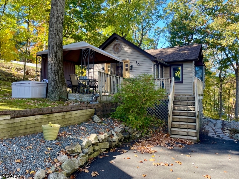 16 Lakeview Rd, Hopatcong Boro