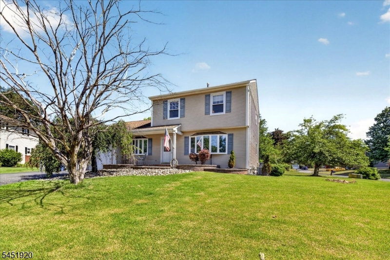 6 Dumont Round, Hillsborough Twp.