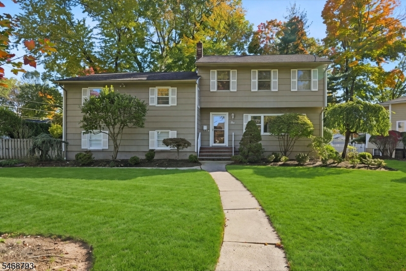 1 Fredon Dr, Livingston Twp.