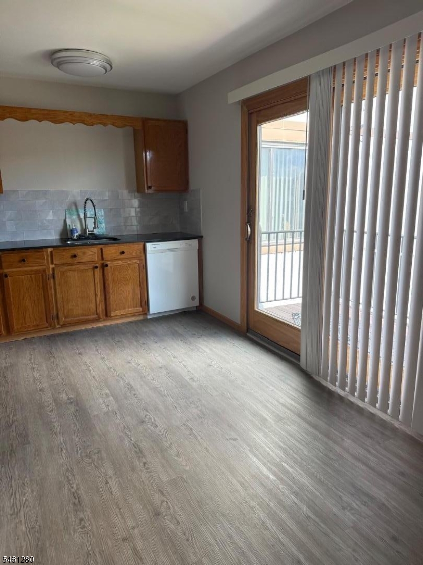 10182 Dell Pl, Stanhope Boro
