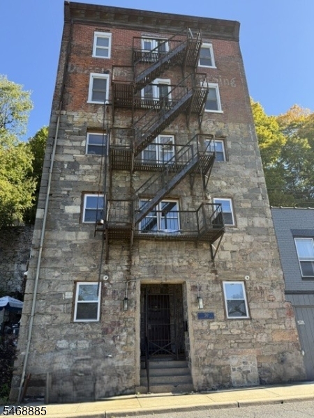 30 N Main St, Phillipsburg Town