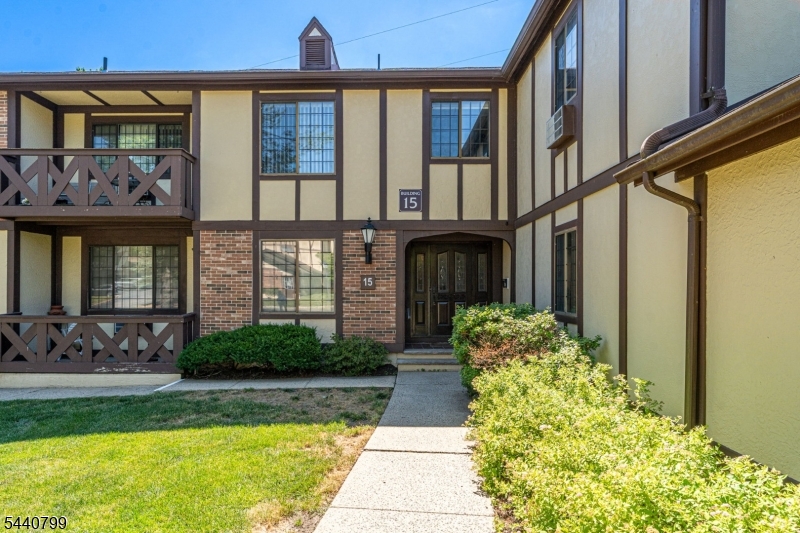 15 Kensington Rd Unit G, Chatham Twp.